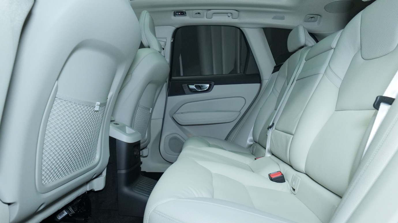 Esittelykuva Volvo XC60 kevythybridiautosta.