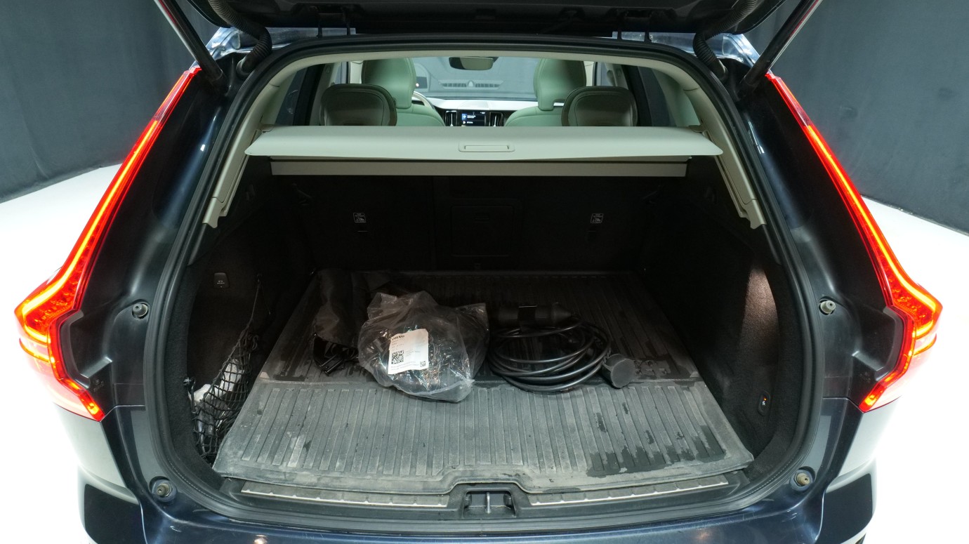 Esittelykuva Volvo XC60 kevythybridiautosta.