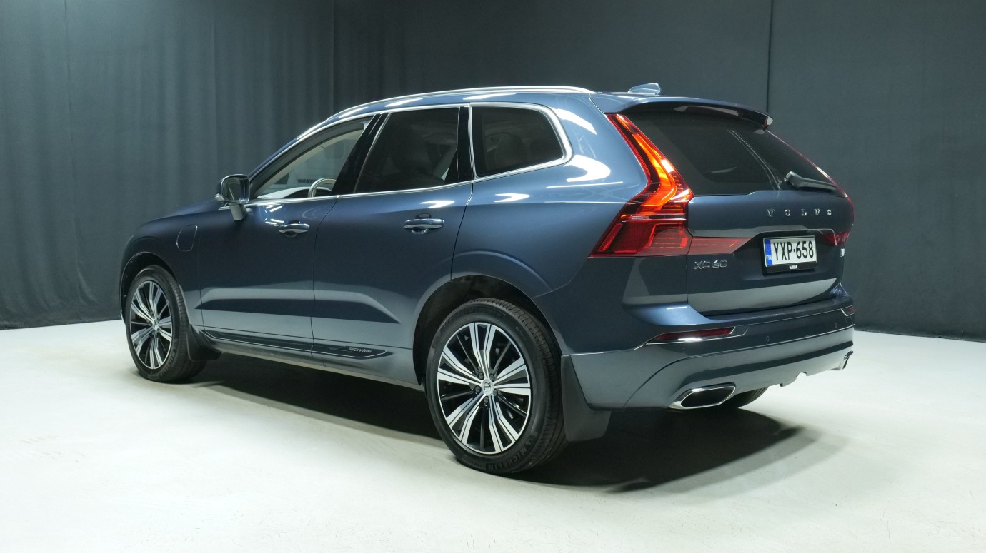 Esittelykuva Volvo XC60 kevythybridiautosta.