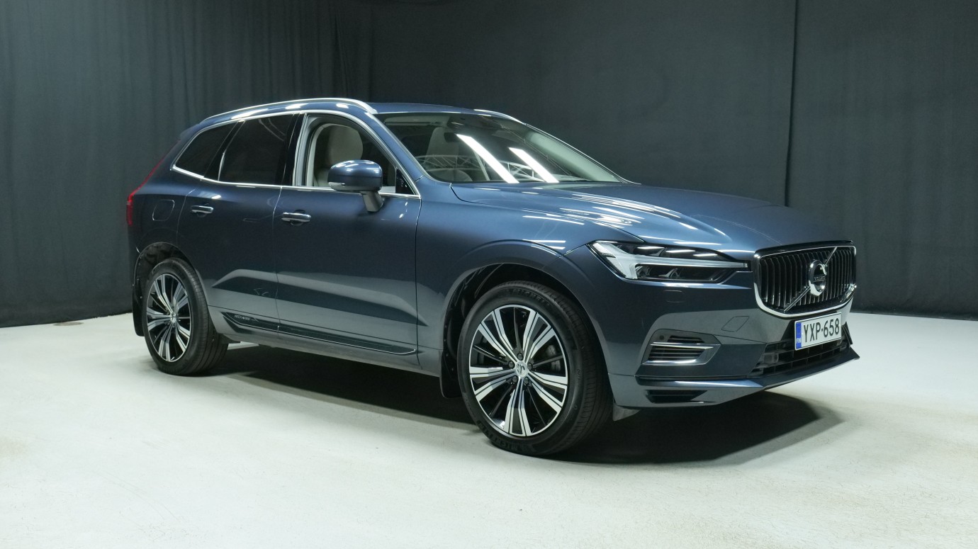 Esittelykuva Volvo XC60 kevythybridiautosta.