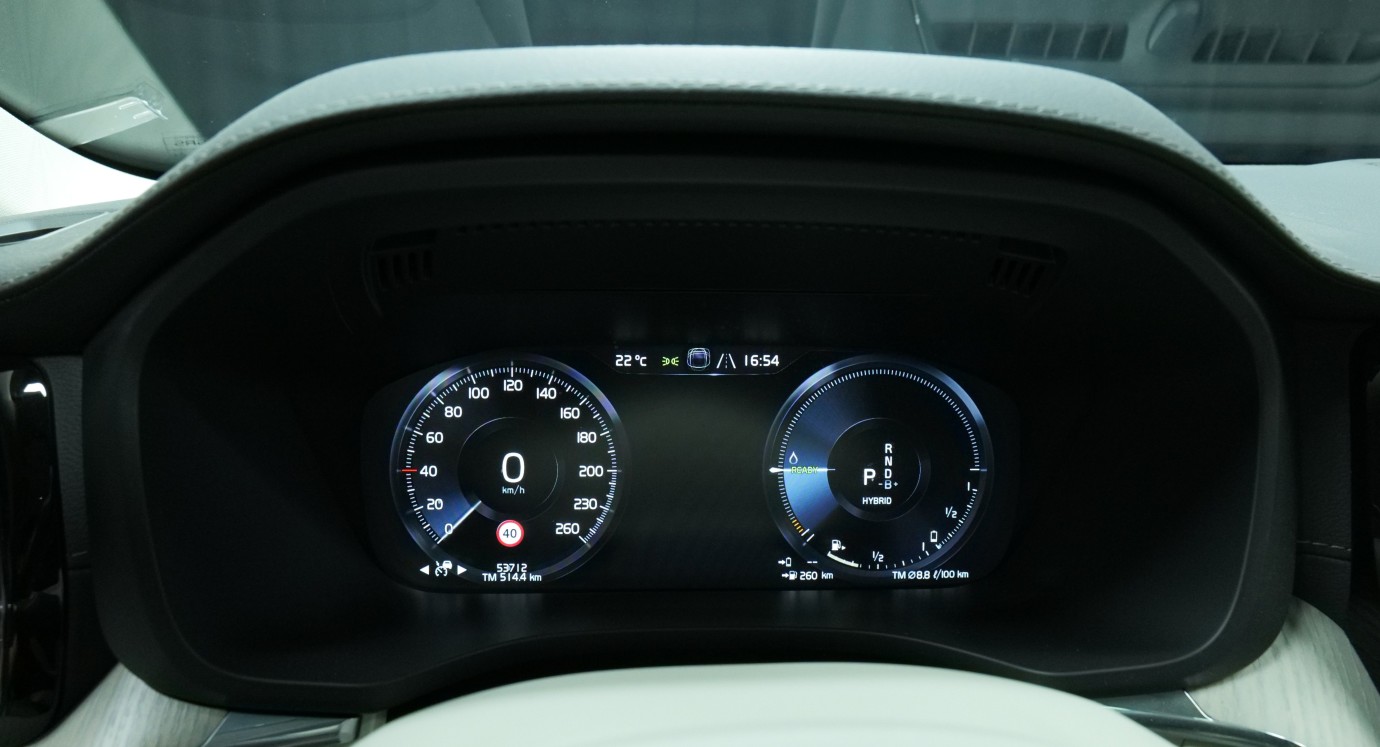 Esittelykuva Volvo XC60 kevythybridiautosta.