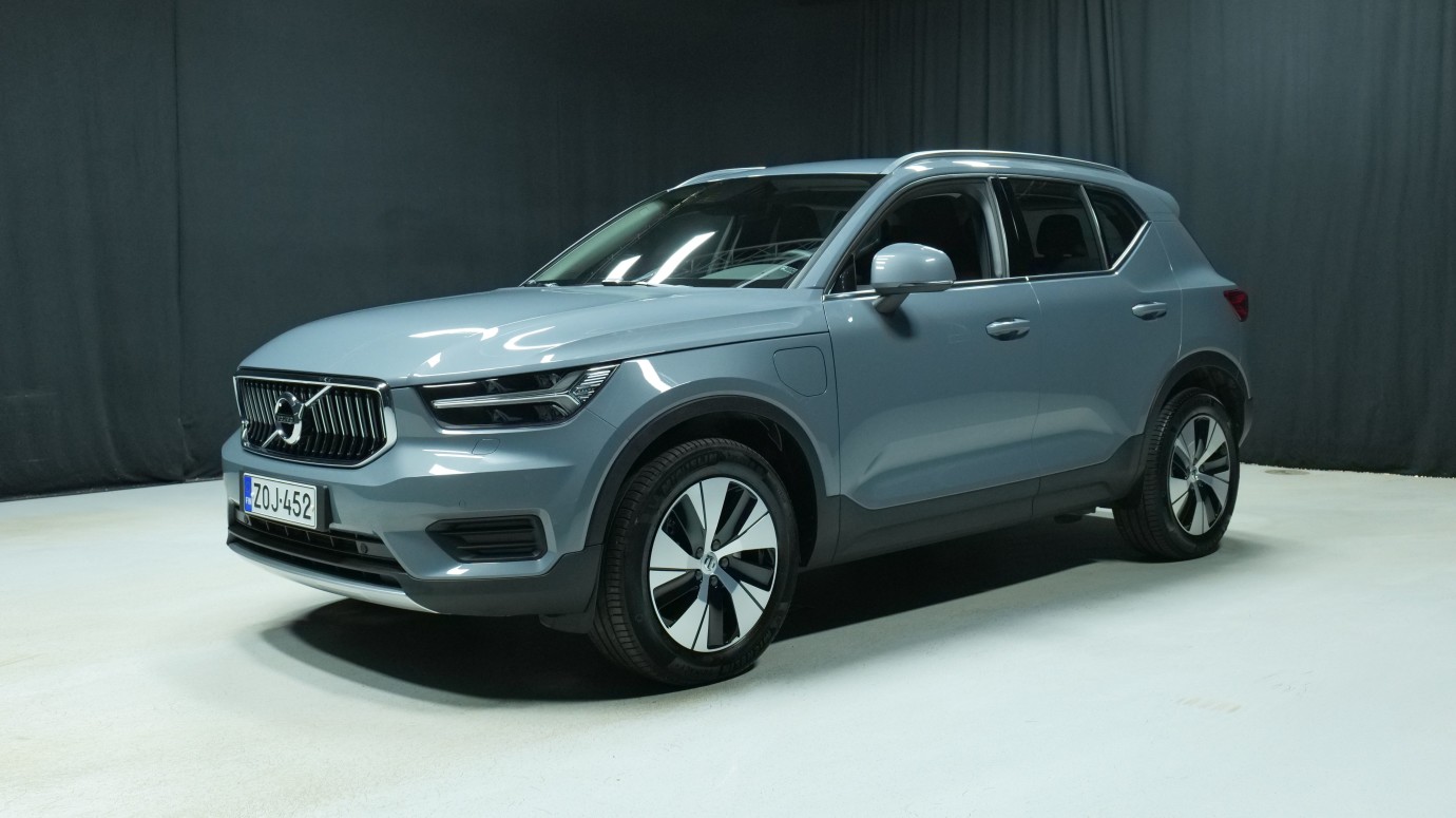 Esittelykuva Volvo XC40 kevythybridiautosta.
