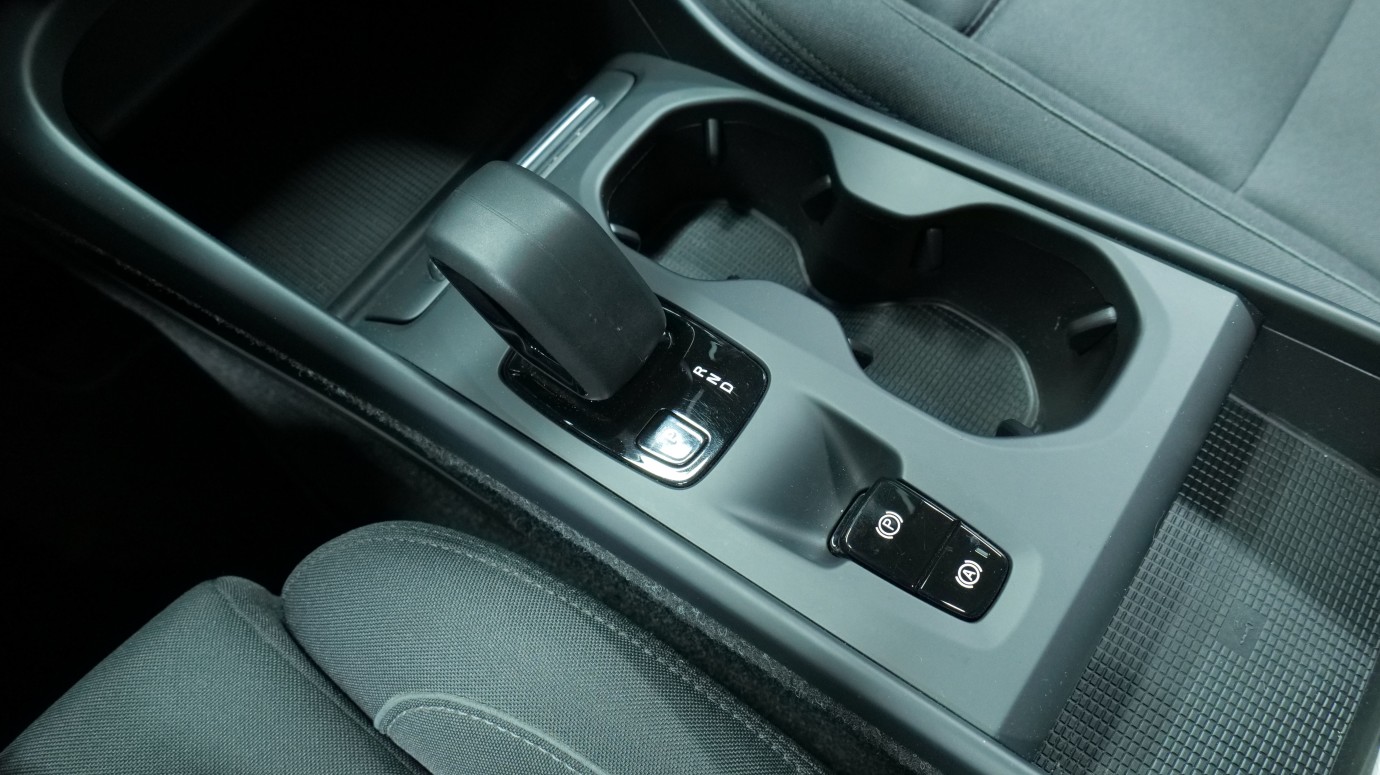 Esittelykuva Volvo XC40 kevythybridiautosta.