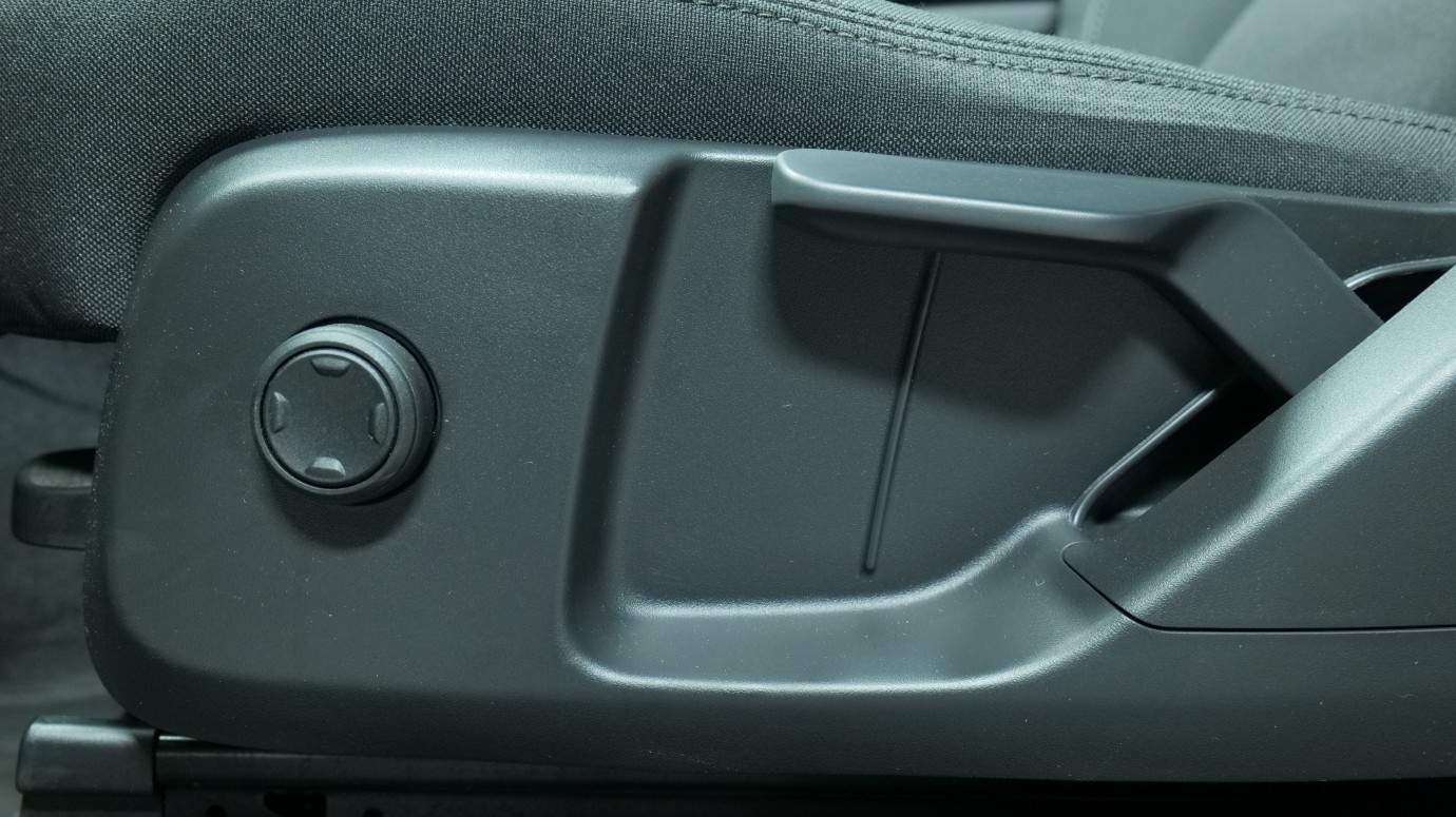 Esittelykuva Volvo XC40 kevythybridiautosta.