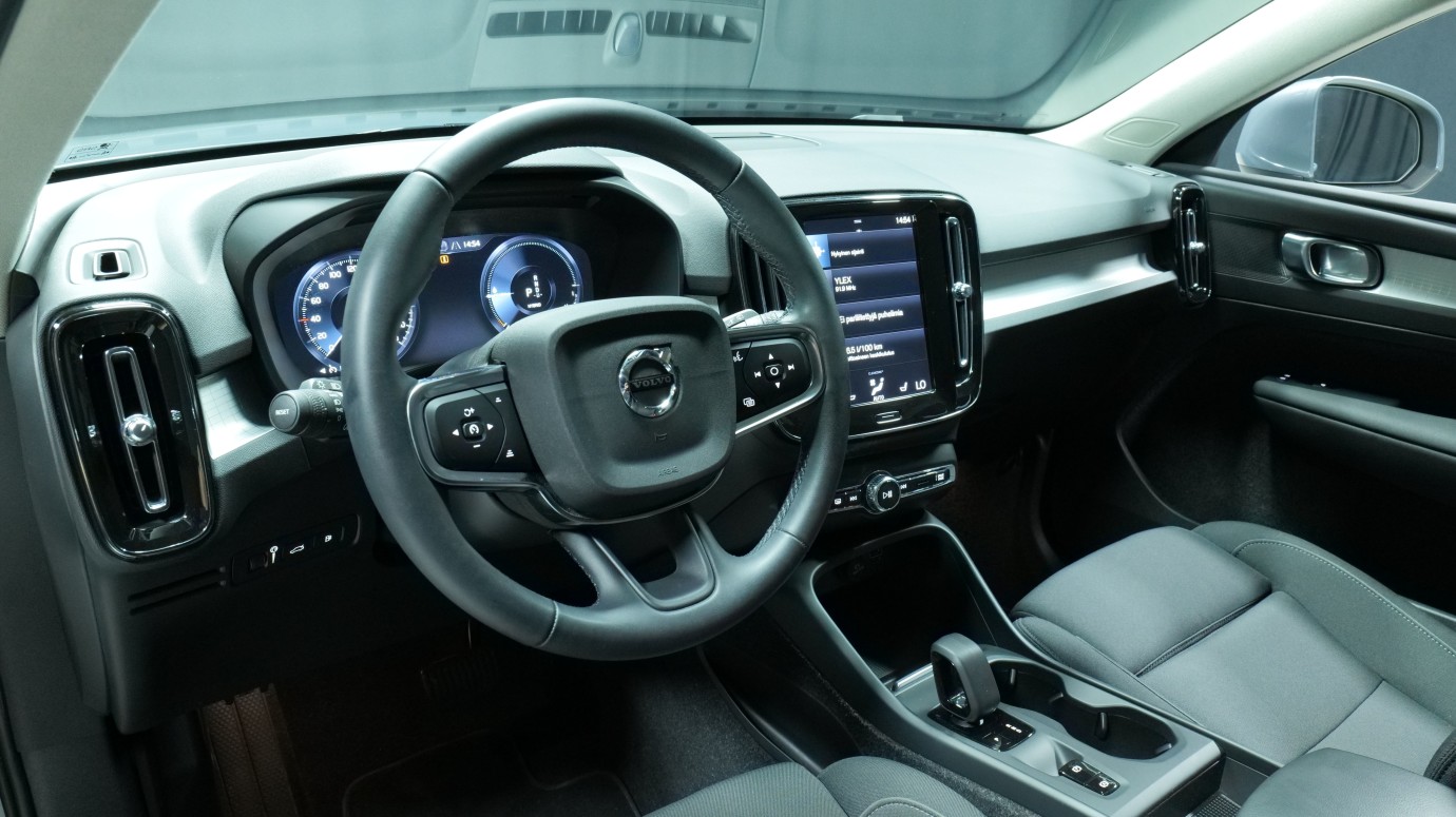 Esittelykuva Volvo XC40 kevythybridiautosta.