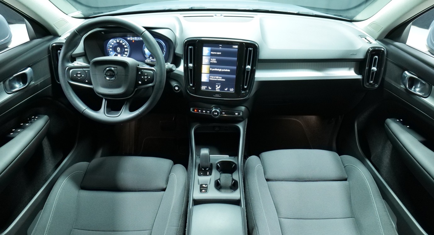 Esittelykuva Volvo XC40 kevythybridiautosta.