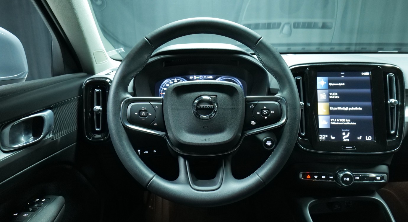 Esittelykuva Volvo XC40 kevythybridiautosta.
