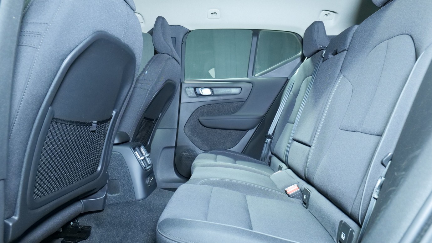 Esittelykuva Volvo XC40 kevythybridiautosta.