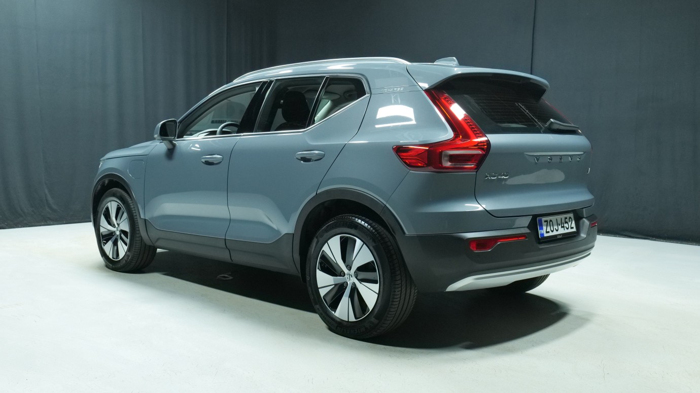 Esittelykuva Volvo XC40 kevythybridiautosta.