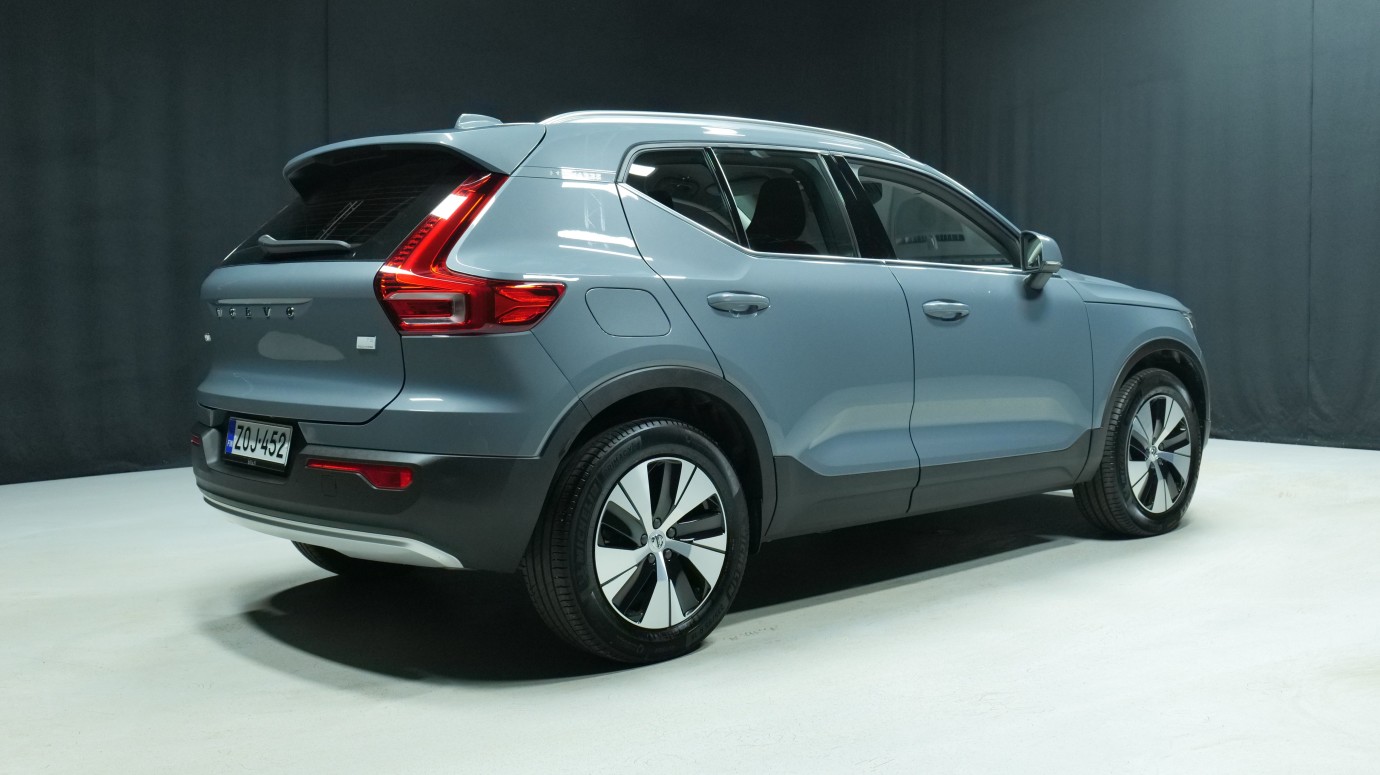 Esittelykuva Volvo XC40 kevythybridiautosta.