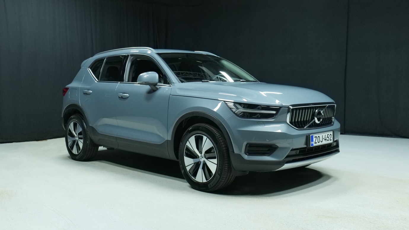 Esittelykuva Volvo XC40 kevythybridiautosta.