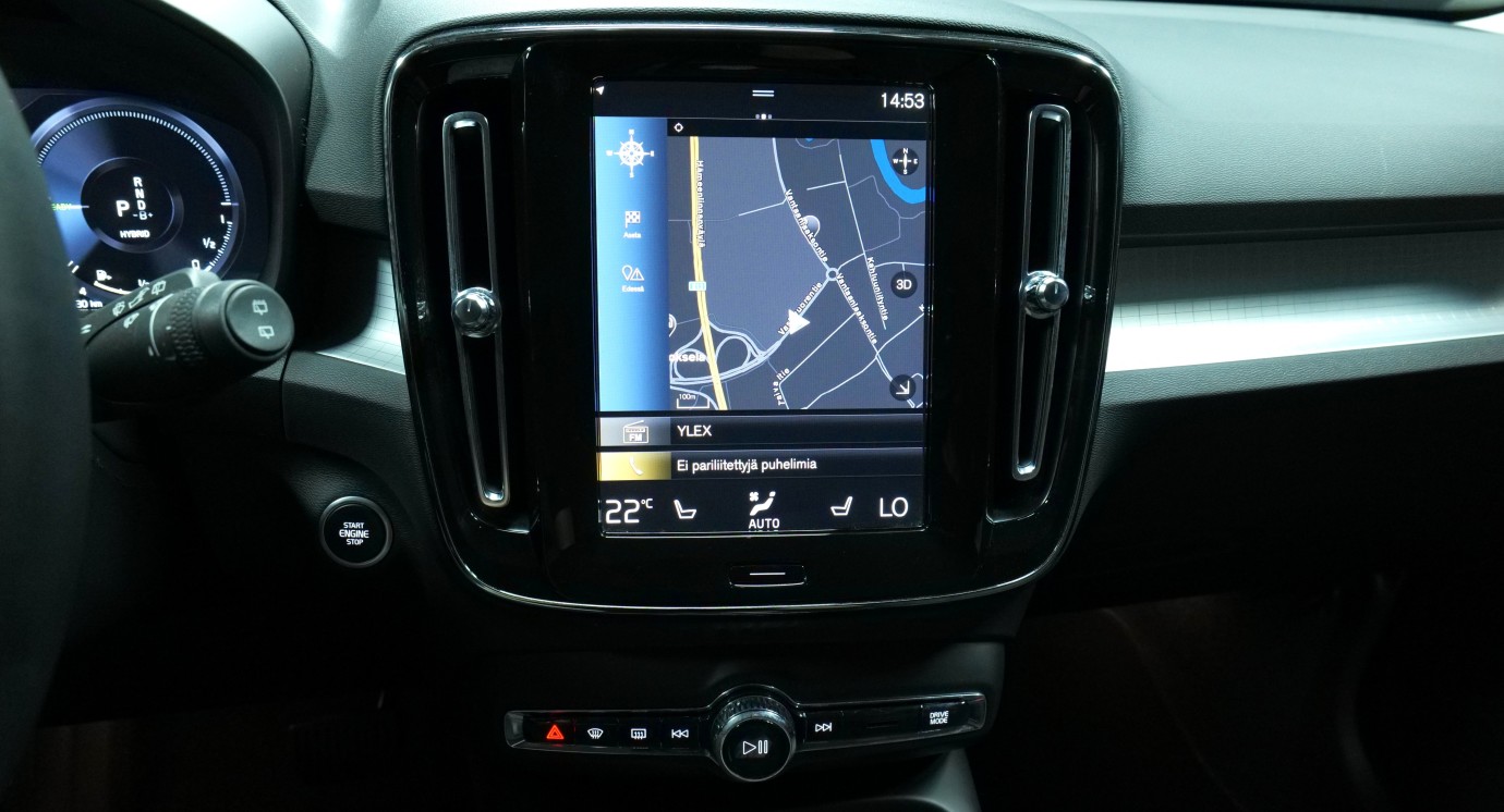 Esittelykuva Volvo XC40 kevythybridiautosta.