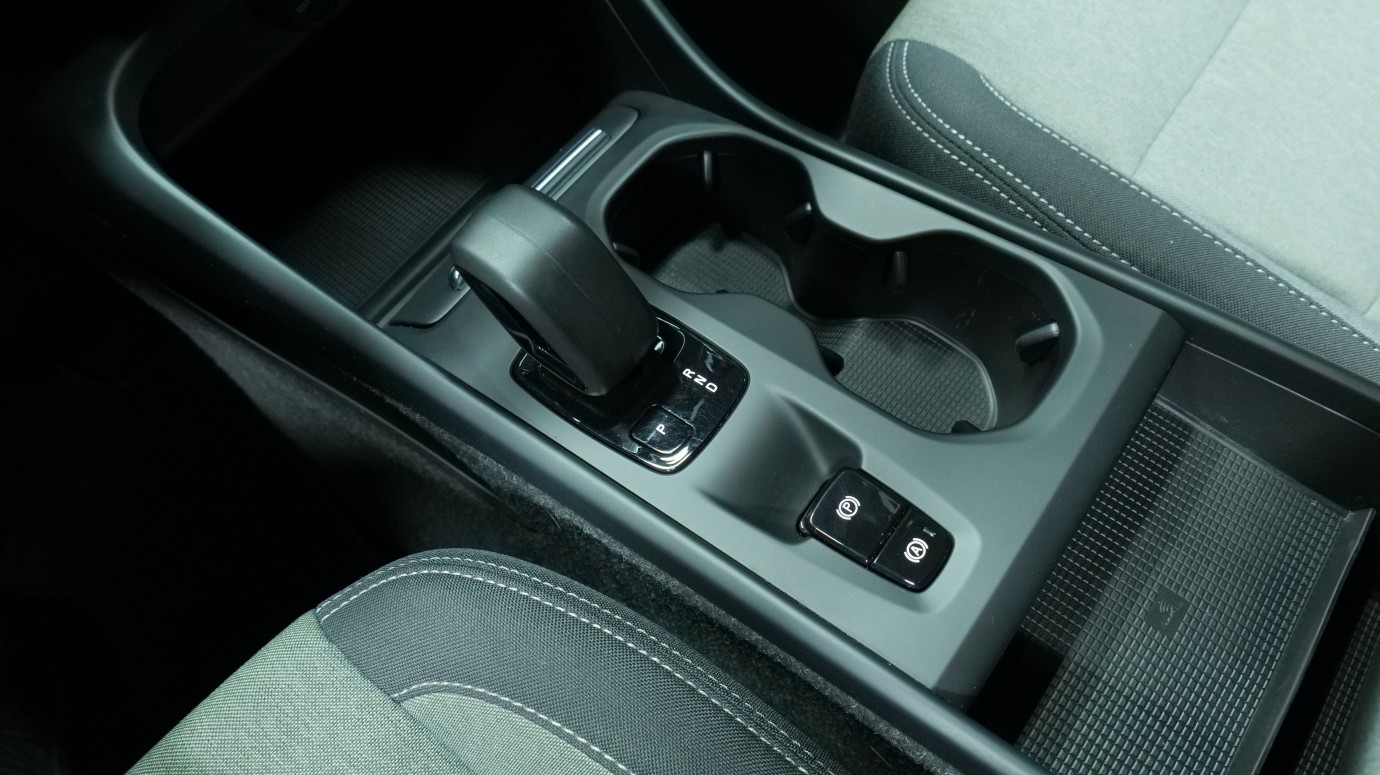 Esittelykuva Volvo XC40 kevythybridiautosta.