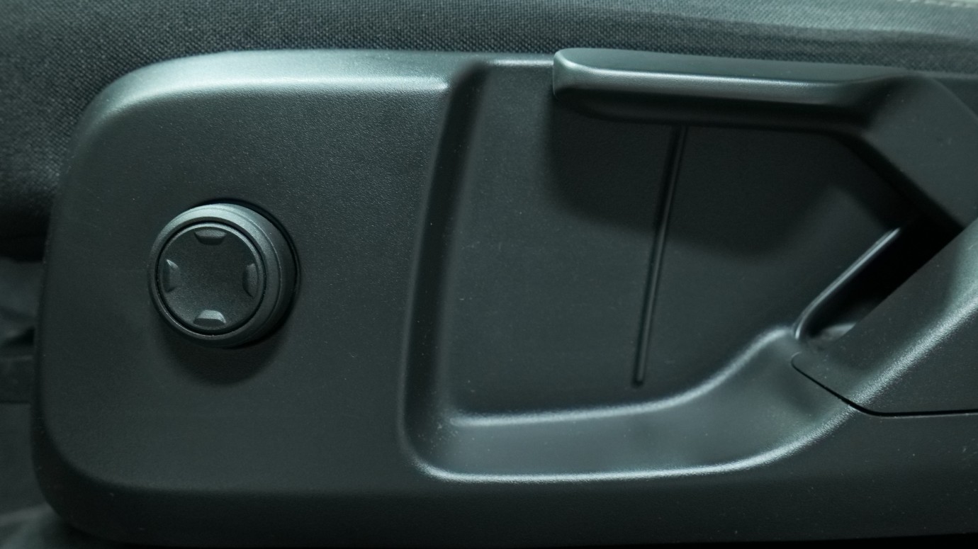 Esittelykuva Volvo XC40 kevythybridiautosta.