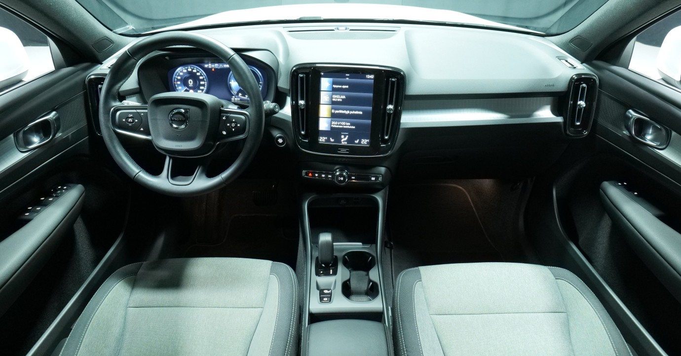 Esittelykuva Volvo XC40 kevythybridiautosta.