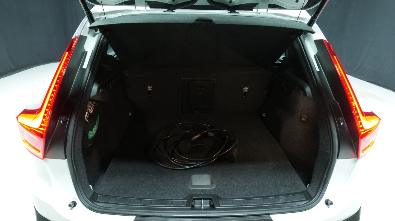 Esittelykuva Volvo XC40 kevythybridiautosta.