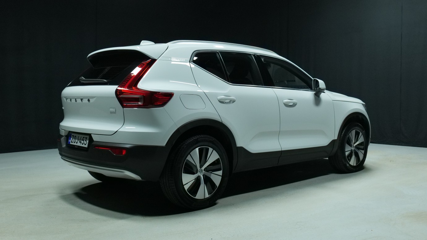 Esittelykuva Volvo XC40 kevythybridiautosta.