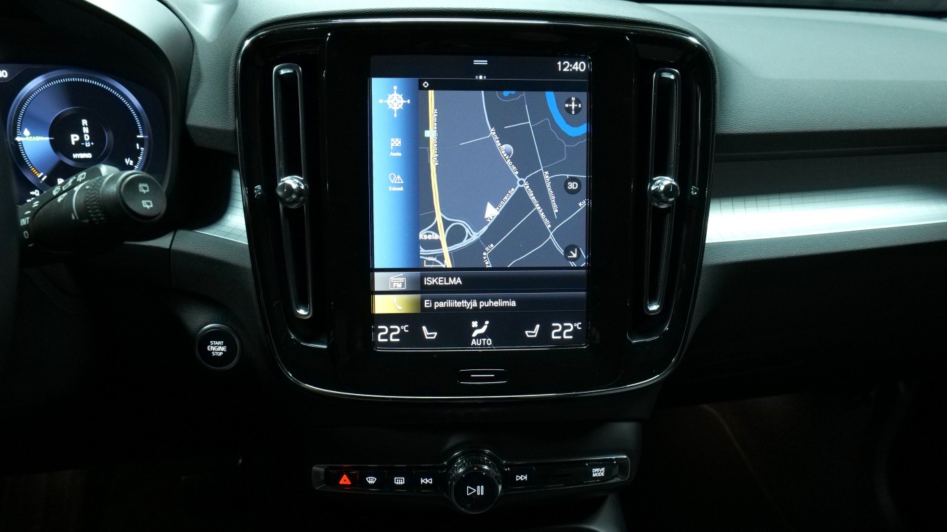 Esittelykuva Volvo XC40 kevythybridiautosta.