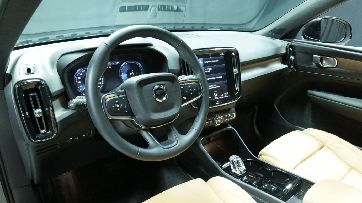 Esittelykuva Volvo XC40 kevythybridiautosta.