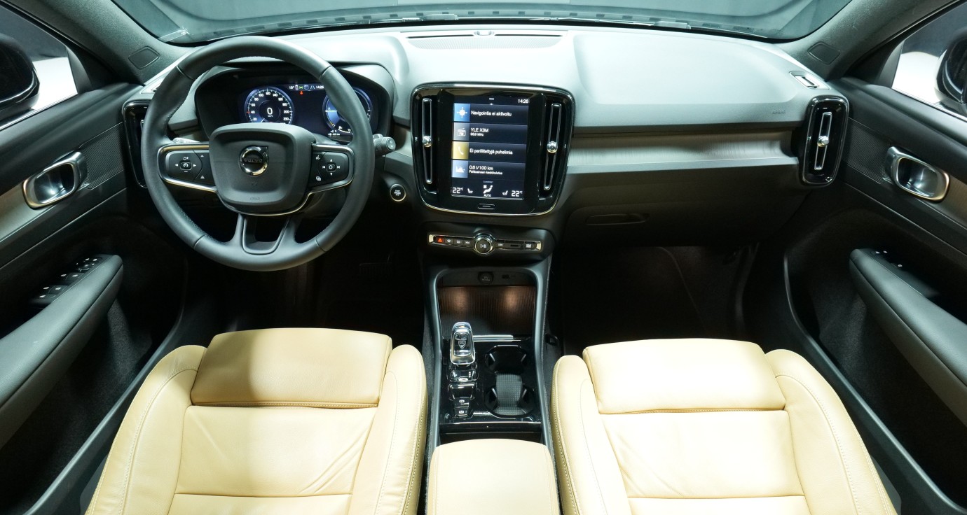 Esittelykuva Volvo XC40 kevythybridiautosta.