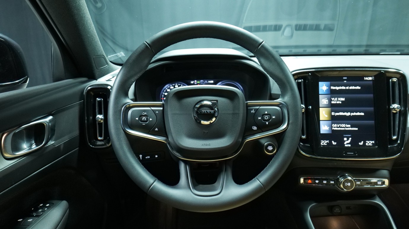 Esittelykuva Volvo XC40 kevythybridiautosta.