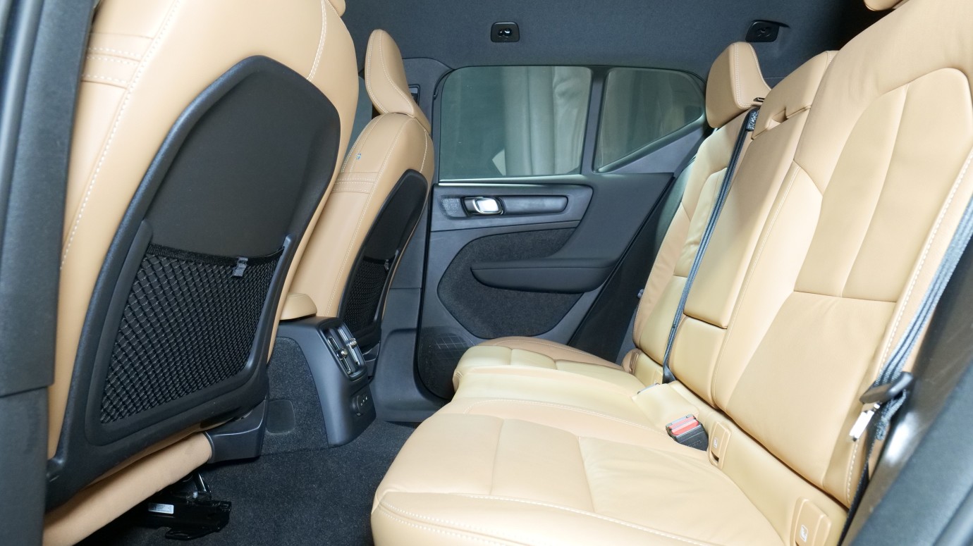 Esittelykuva Volvo XC40 kevythybridiautosta.
