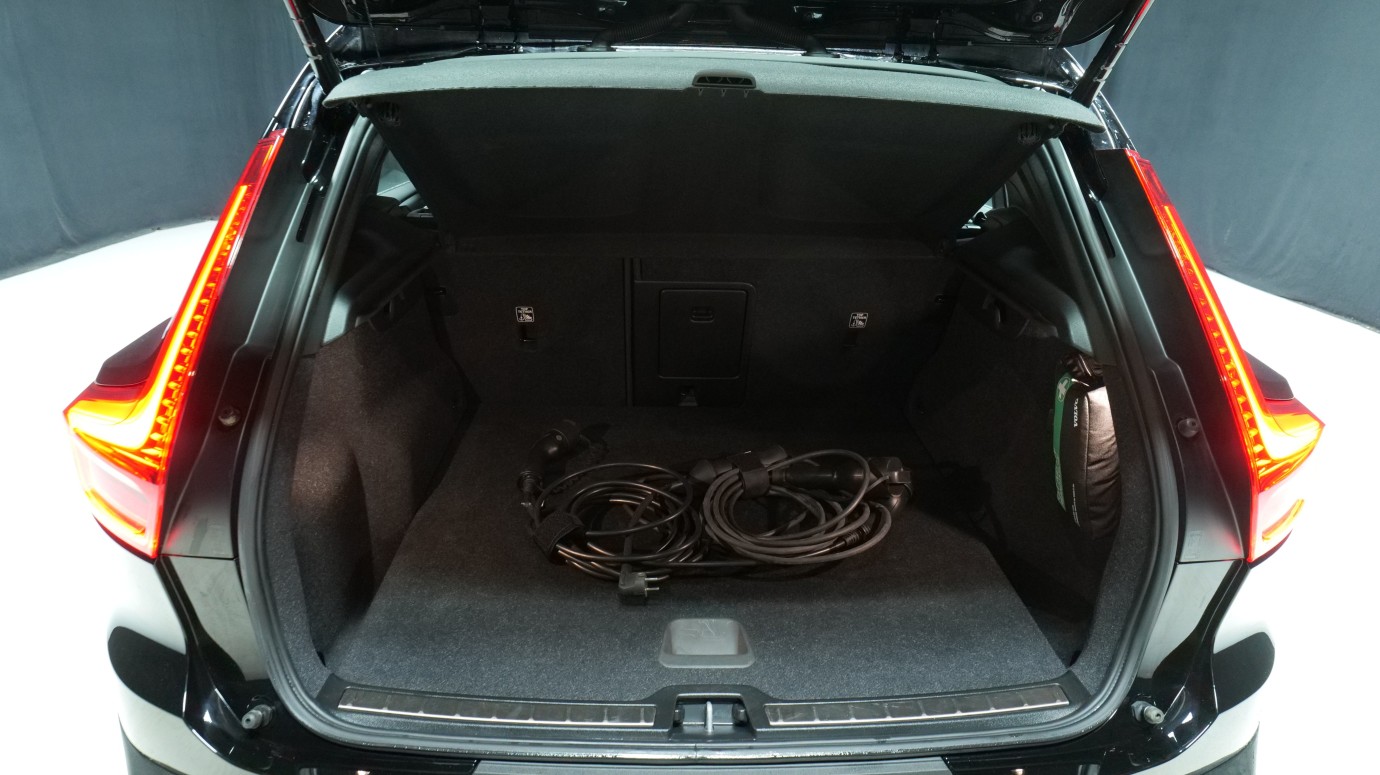 Esittelykuva Volvo XC40 kevythybridiautosta.