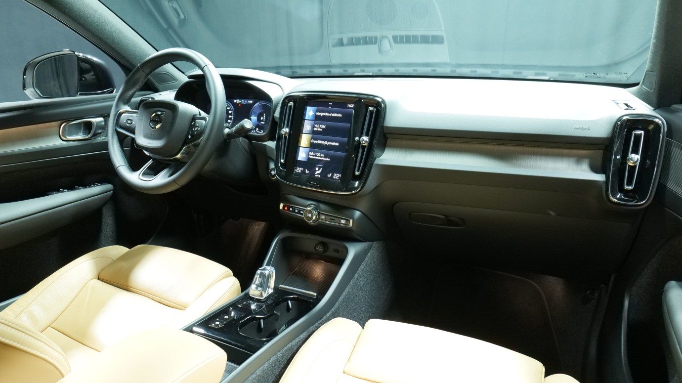 Esittelykuva Volvo XC40 kevythybridiautosta.