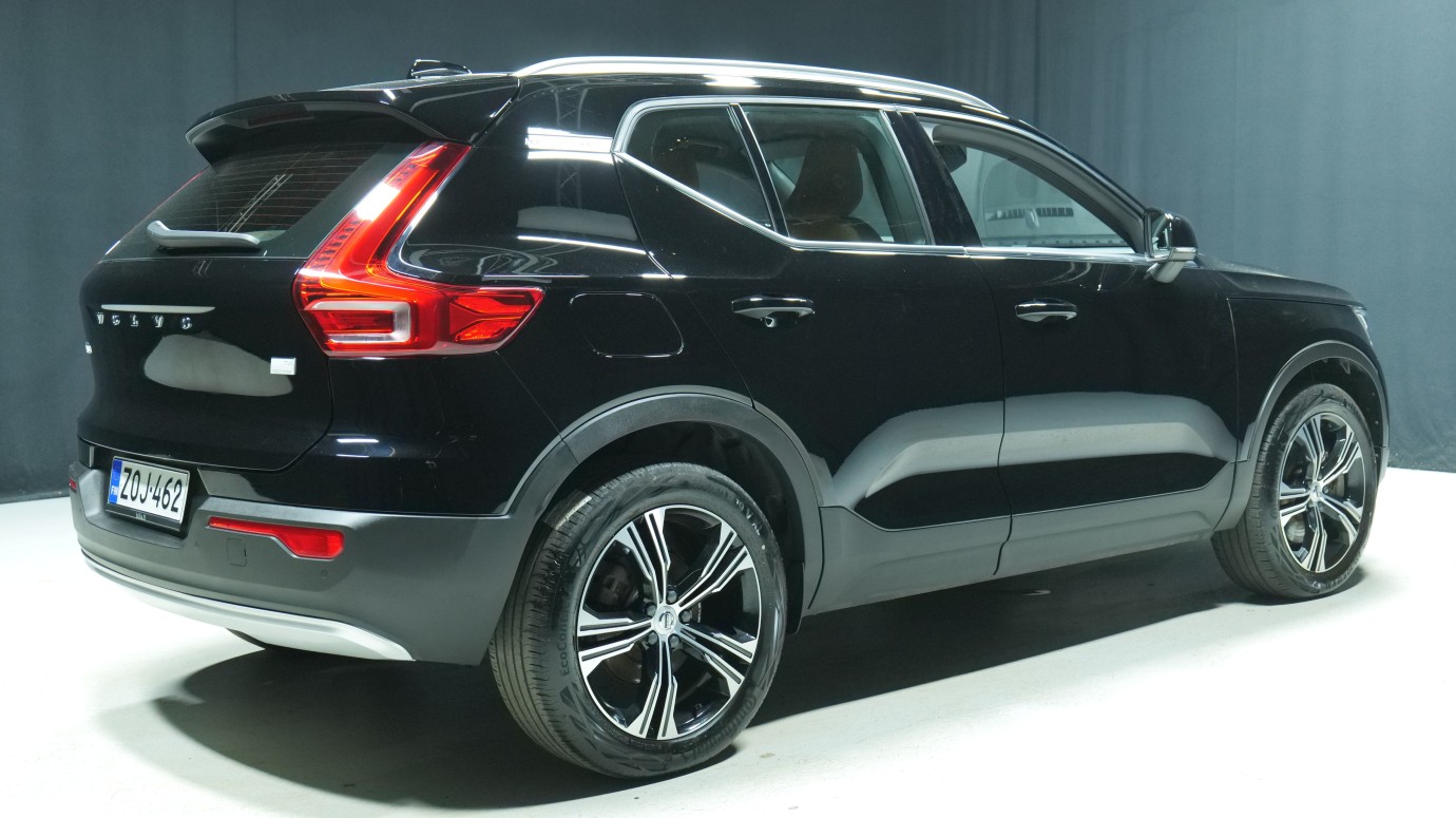 Esittelykuva Volvo XC40 kevythybridiautosta.