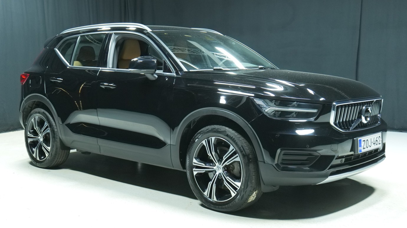 Esittelykuva Volvo XC40 kevythybridiautosta.