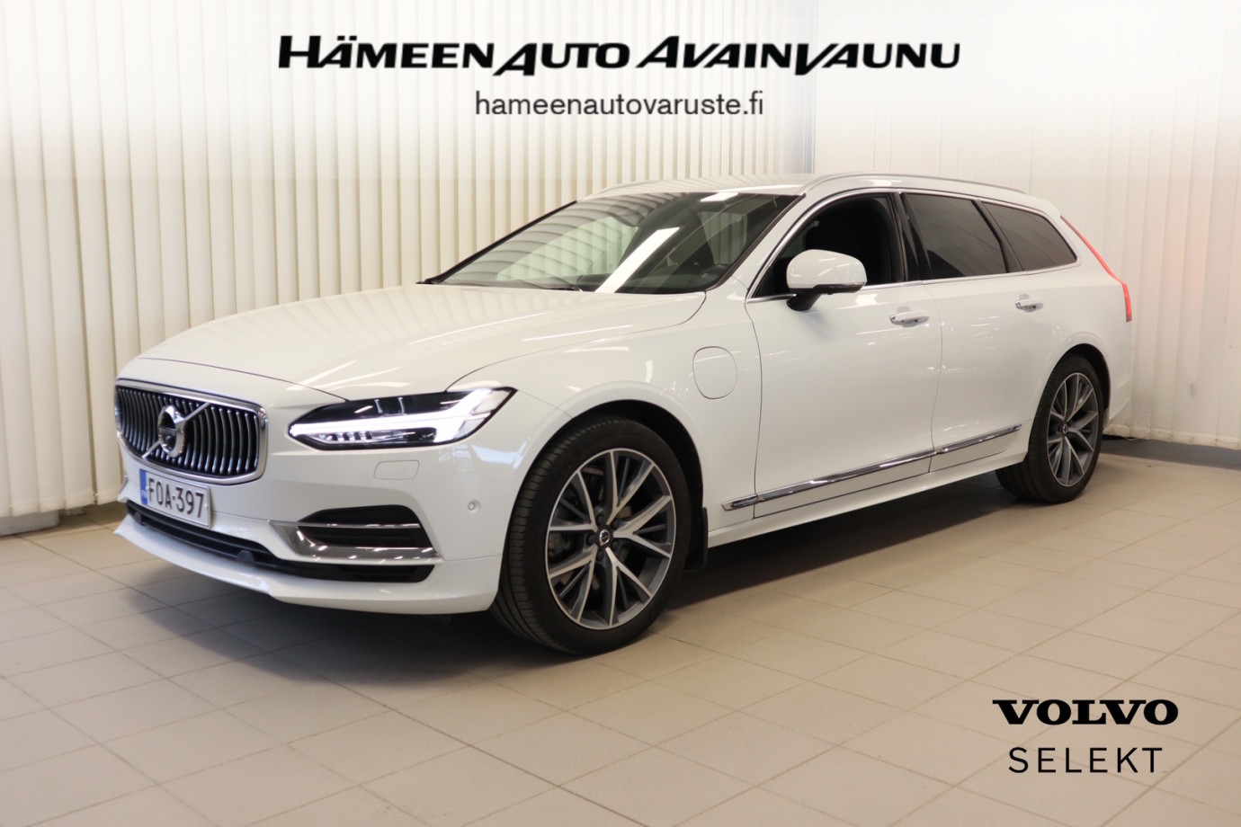 Esittelykuva VOLVO V90 lataushybridiautosta.