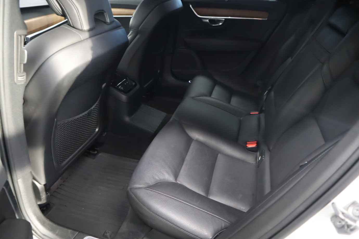 Esittelykuva VOLVO V90 lataushybridiautosta.