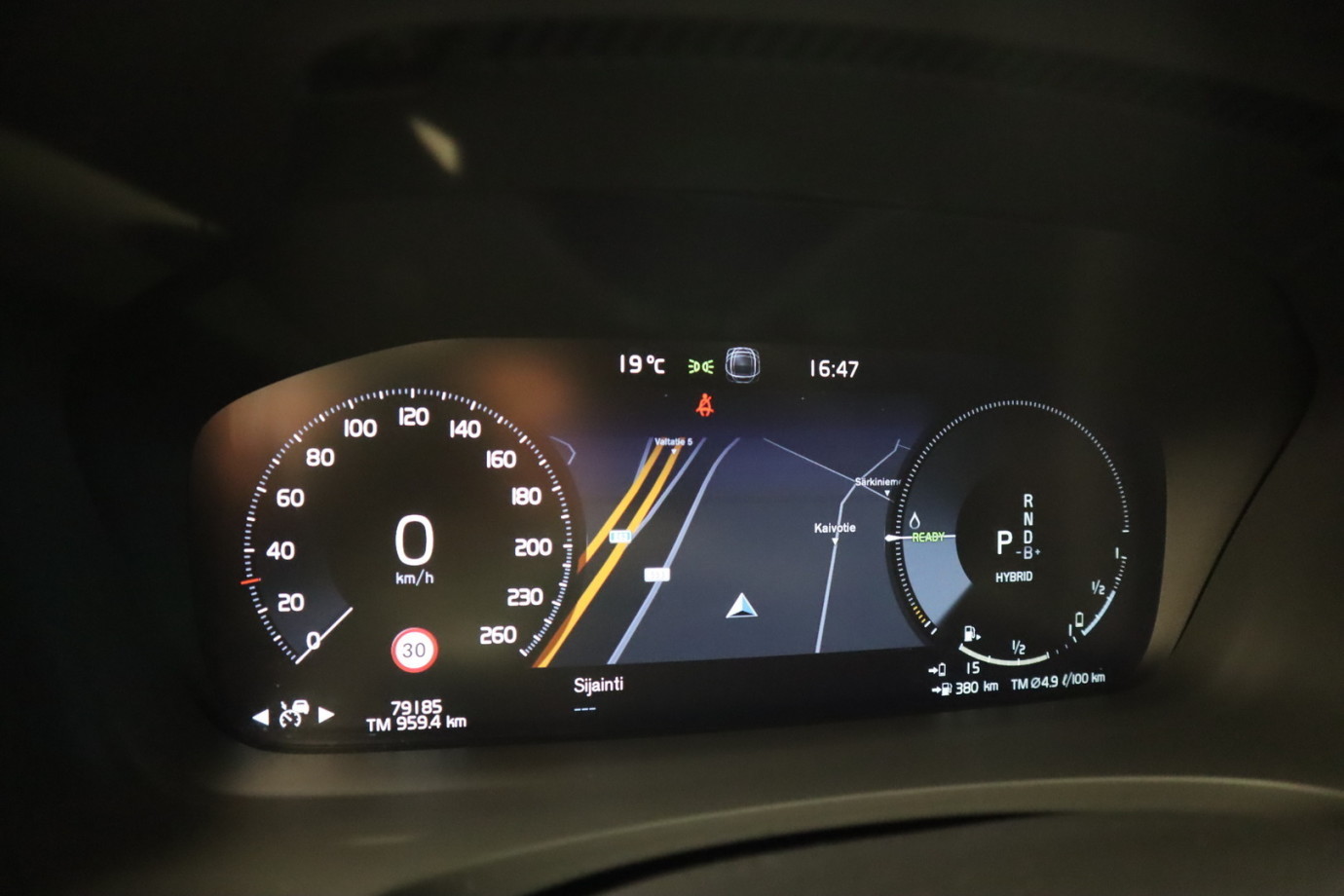 Esittelykuva VOLVO V90 lataushybridiautosta.