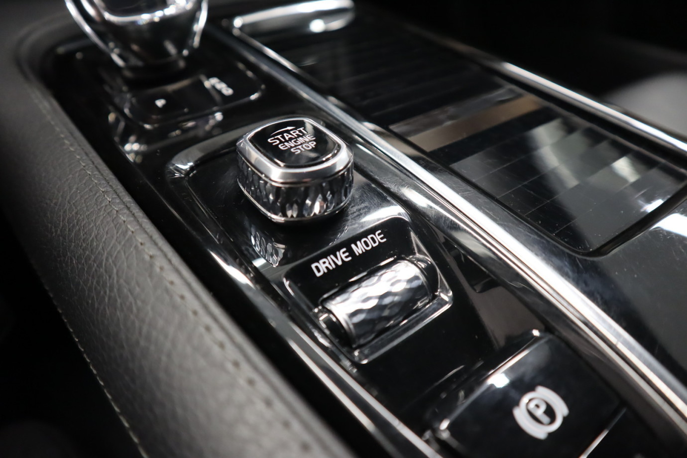 Esittelykuva VOLVO V90 lataushybridiautosta.