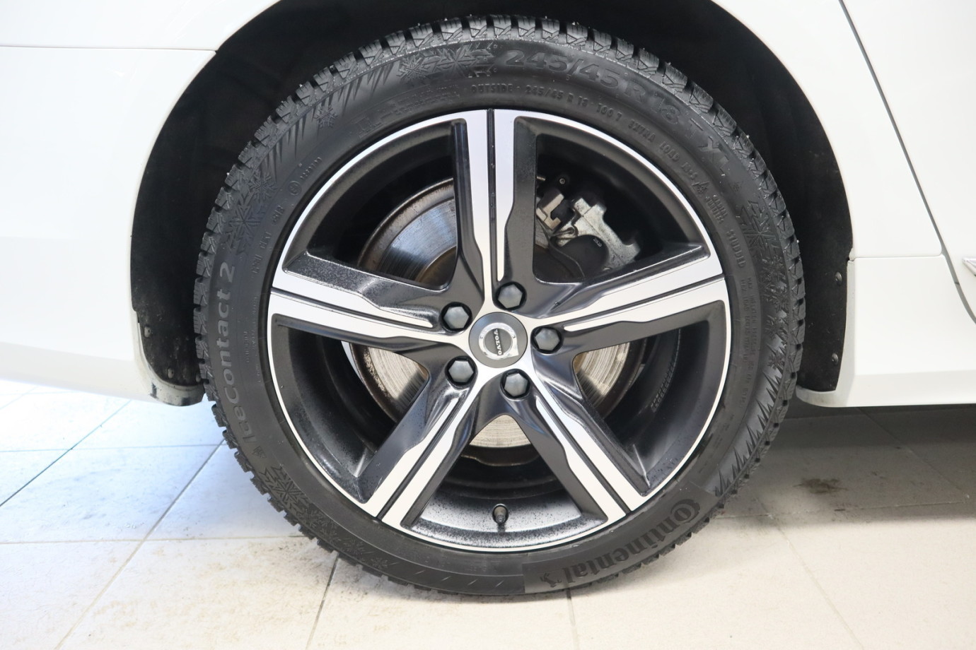 Esittelykuva VOLVO V90 lataushybridiautosta.