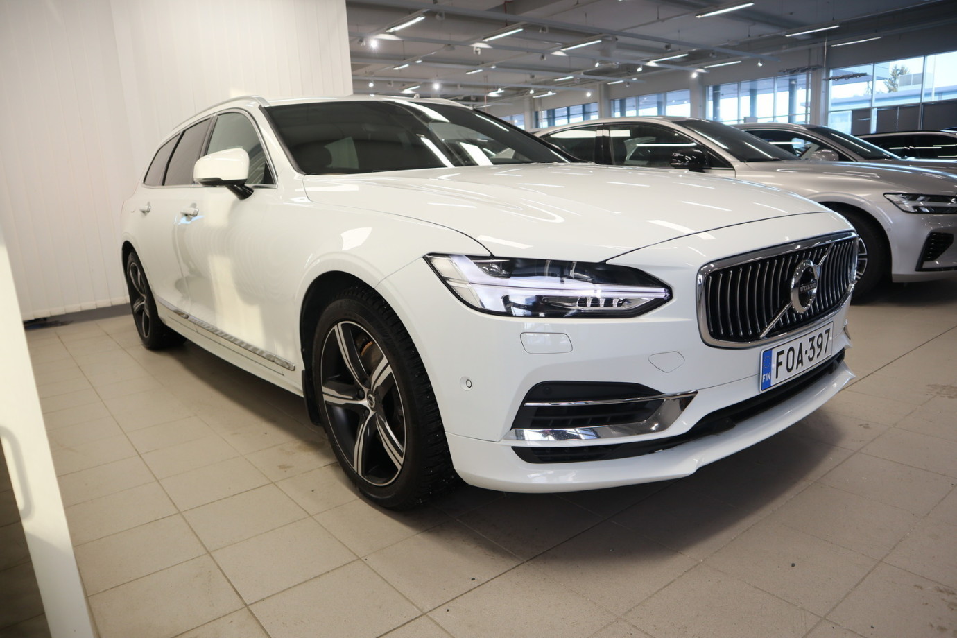 Esittelykuva VOLVO V90 lataushybridiautosta.