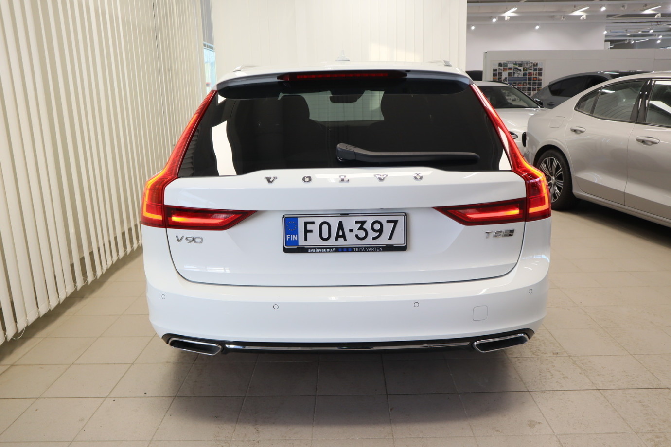 Esittelykuva VOLVO V90 lataushybridiautosta.