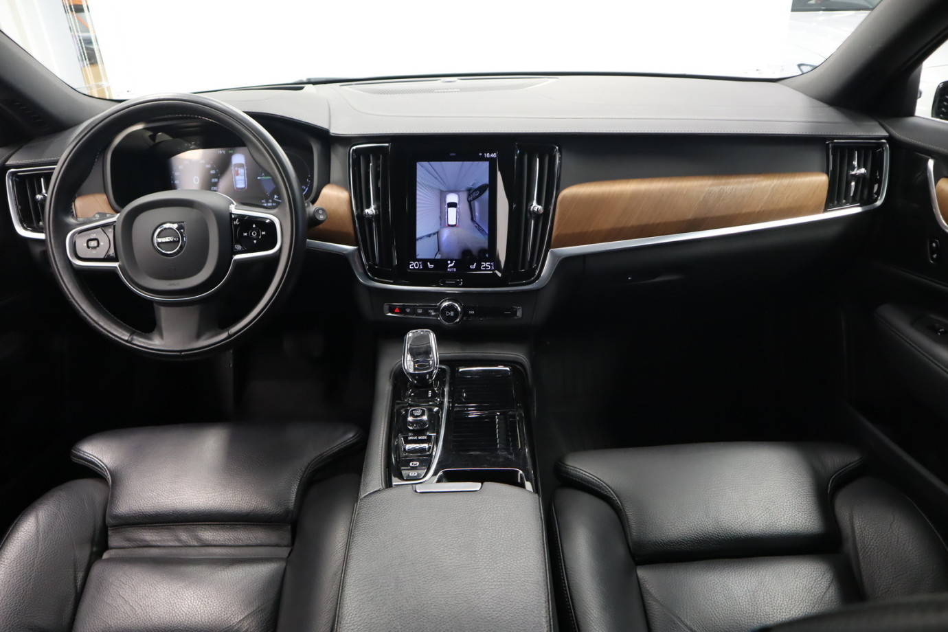 Esittelykuva VOLVO V90 lataushybridiautosta.