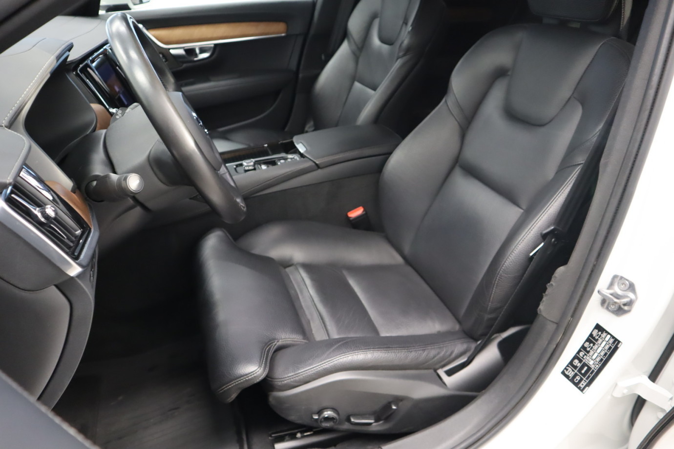 Esittelykuva VOLVO V90 lataushybridiautosta.