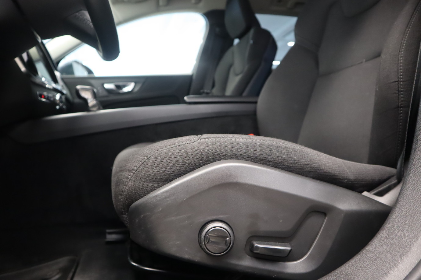 Esittelykuva VOLVO V60 dieselautosta.