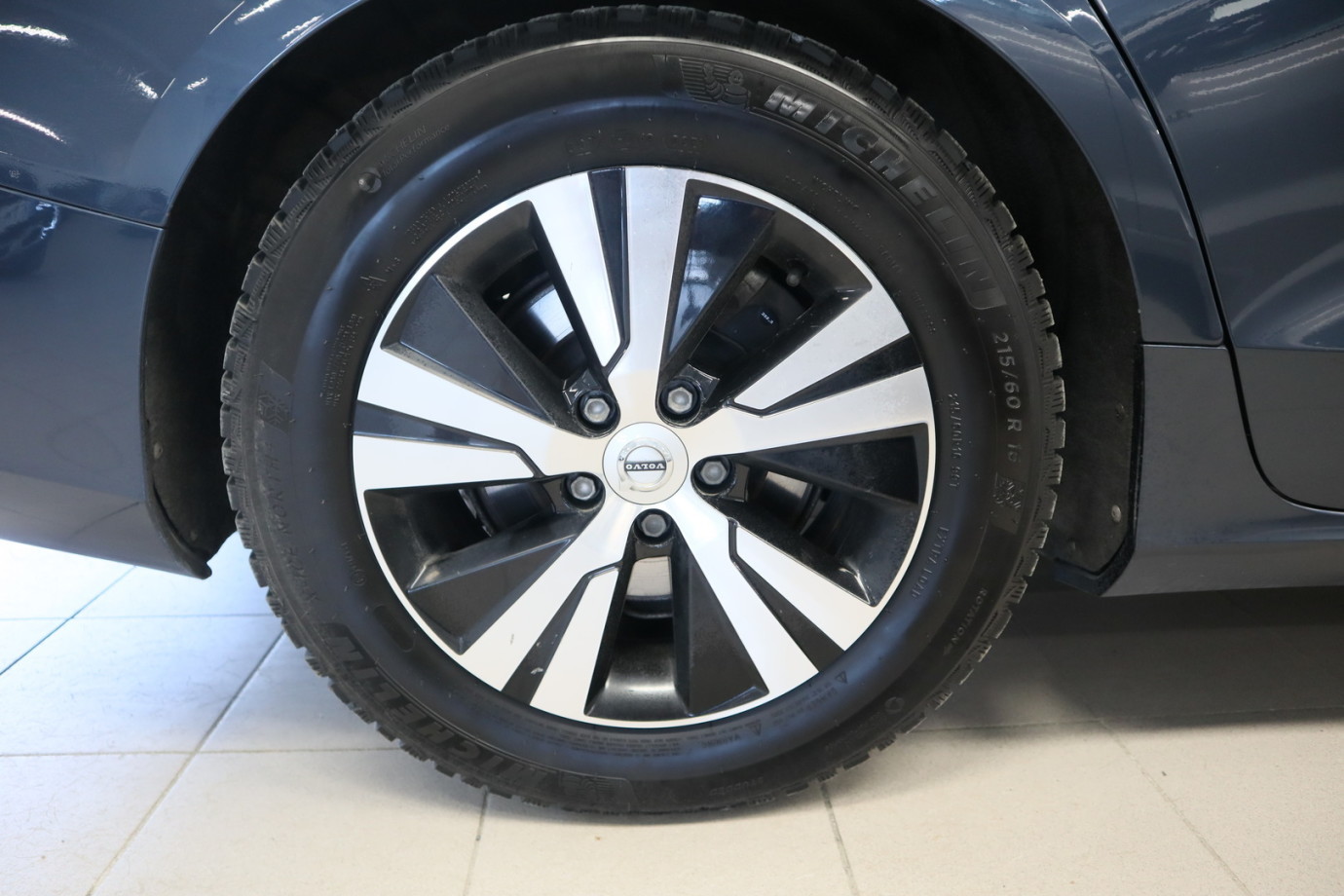 Esittelykuva VOLVO V60 dieselautosta.