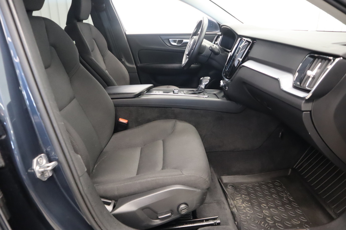 Esittelykuva VOLVO V60 dieselautosta.