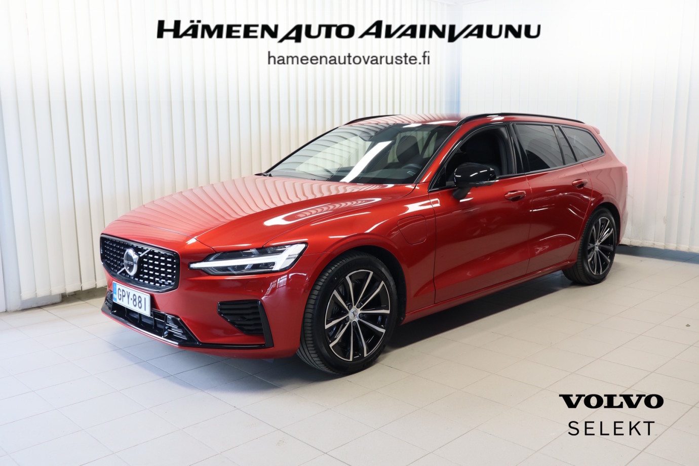 Esittelykuva VOLVO V60 lataushybridiautosta.