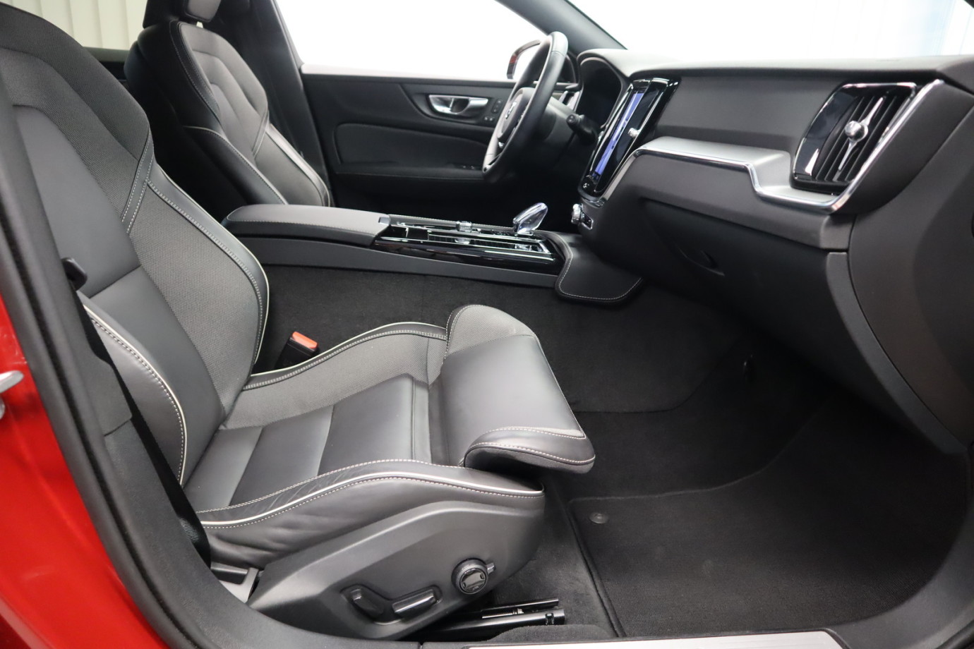 Esittelykuva VOLVO V60 lataushybridiautosta.