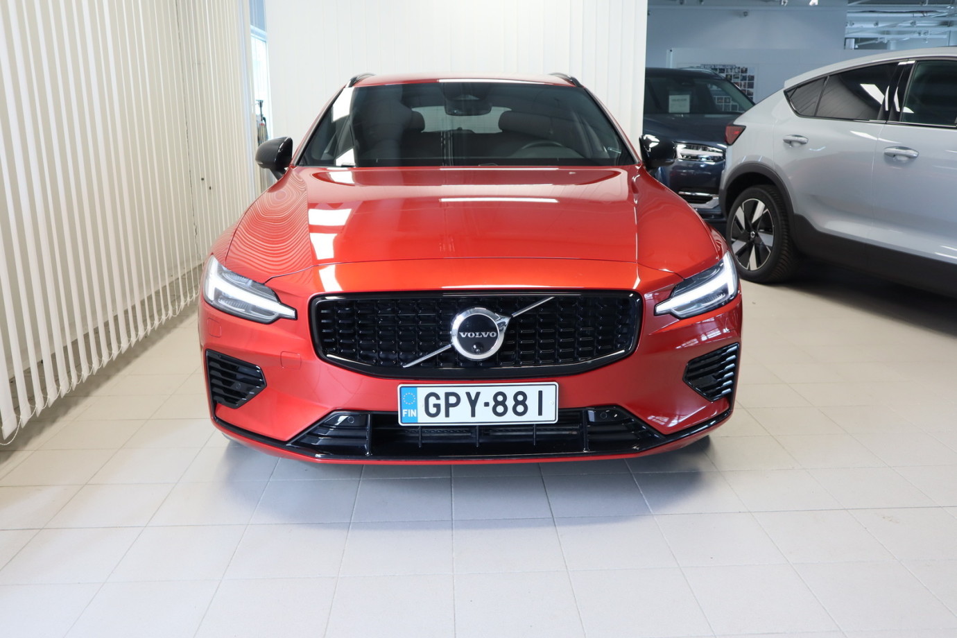 Esittelykuva VOLVO V60 lataushybridiautosta.