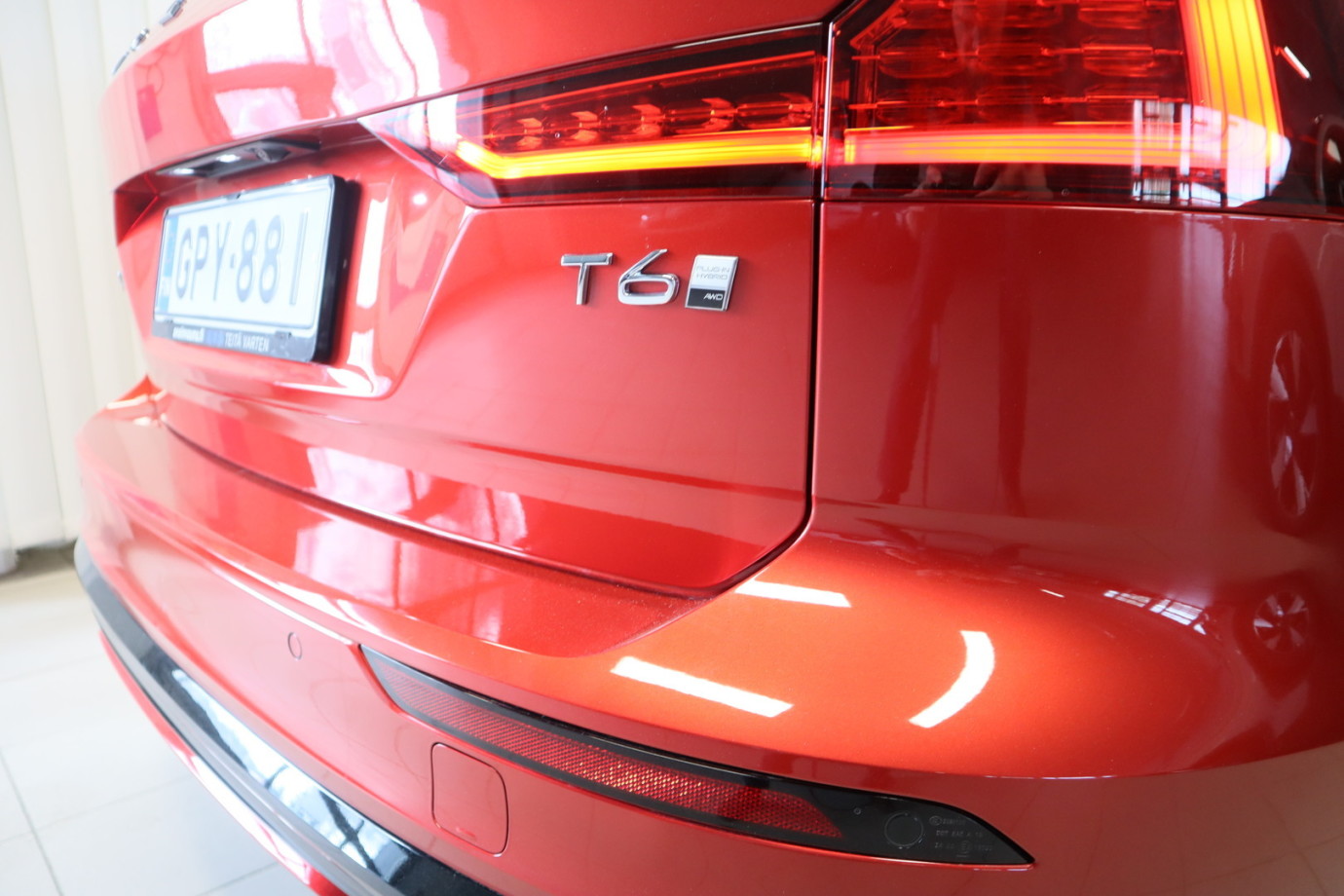 Esittelykuva VOLVO V60 lataushybridiautosta.