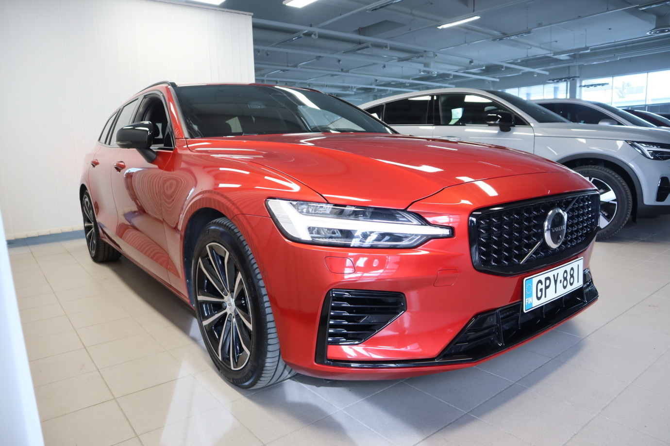 Esittelykuva VOLVO V60 lataushybridiautosta.