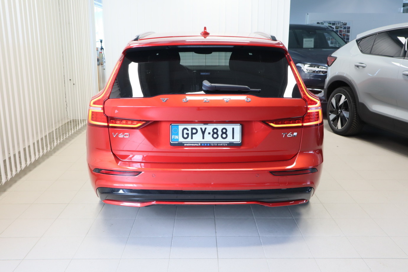 Esittelykuva VOLVO V60 lataushybridiautosta.