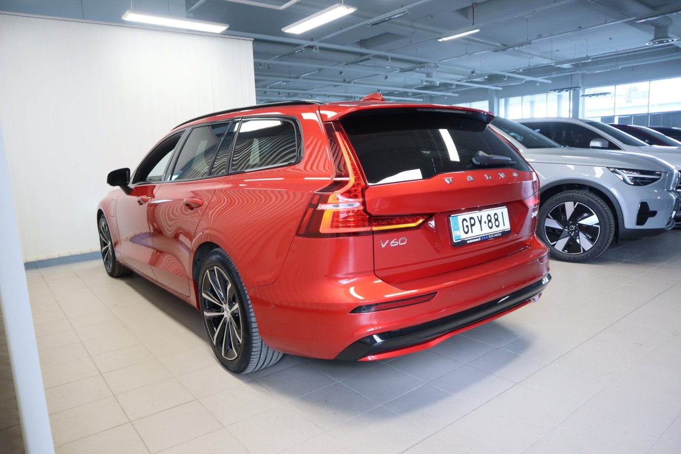 Esittelykuva VOLVO V60 lataushybridiautosta.