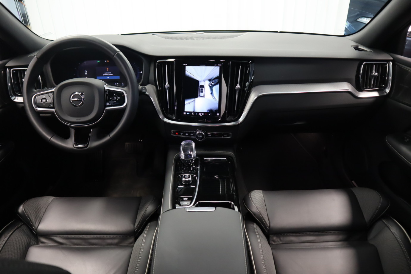 Esittelykuva VOLVO V60 lataushybridiautosta.